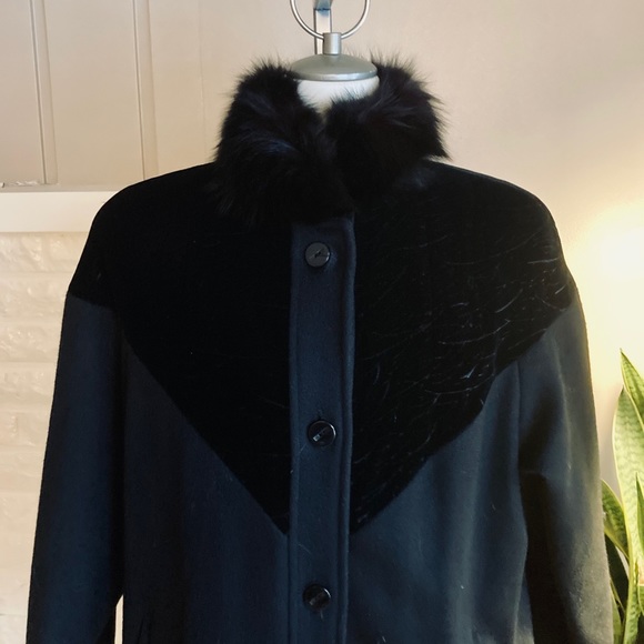 Gorgeous & Classic Vintage Wool Coat With Genuine Fur Collar - Picture 3 of 14